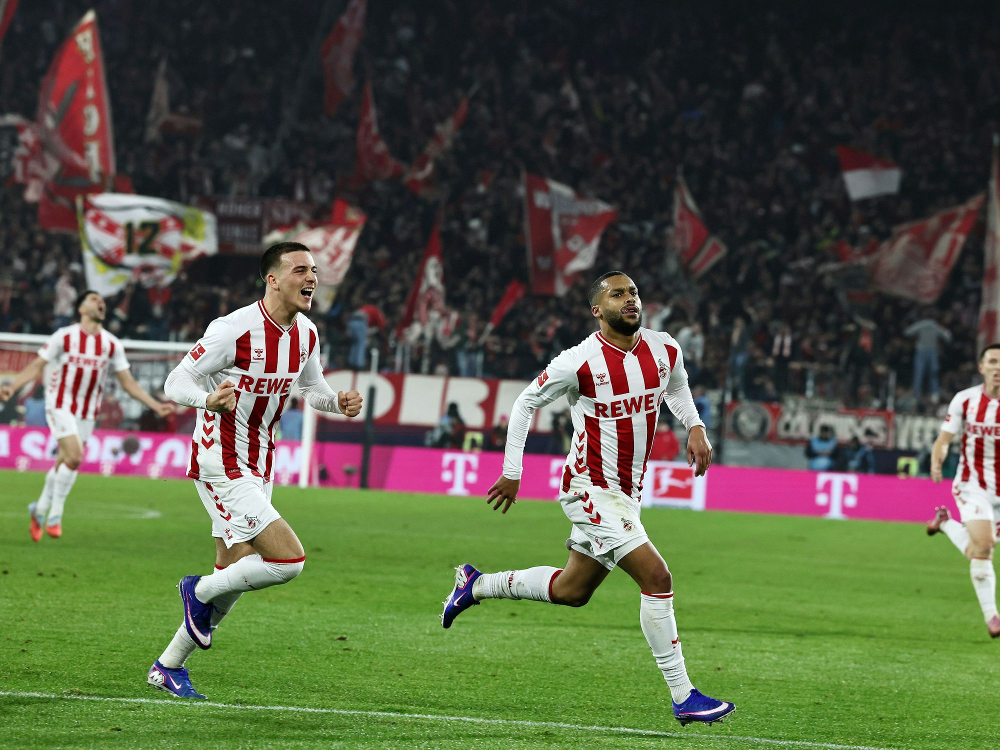 Linton Maina bejubelt seinen Treffer zum 1:0 gegen Bayern München, hinter ihm läuft Said El Mala.