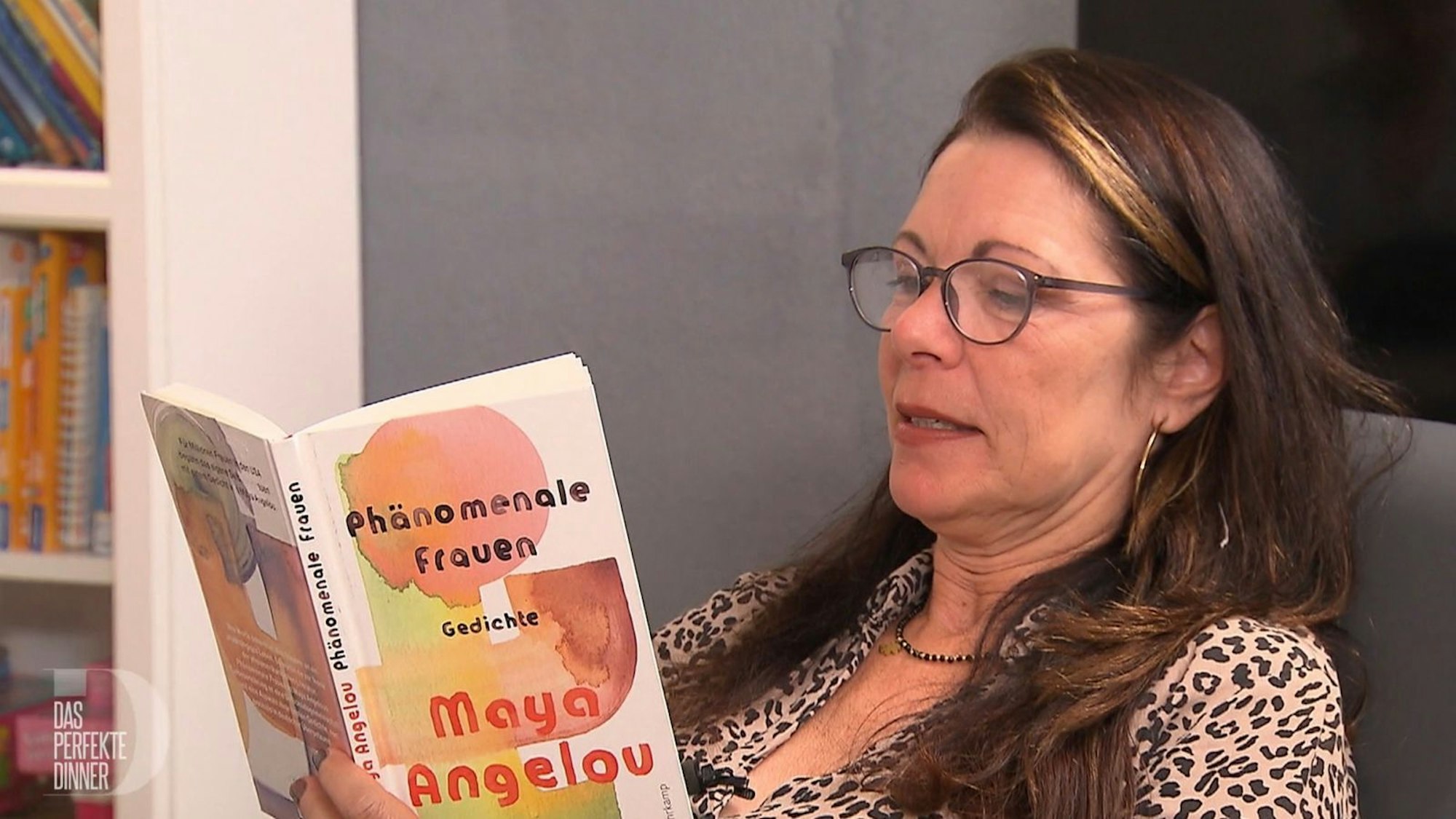 Während des Dinners versinkt Wibke (53) in feministischer Lektüre. (Bild: RTL)