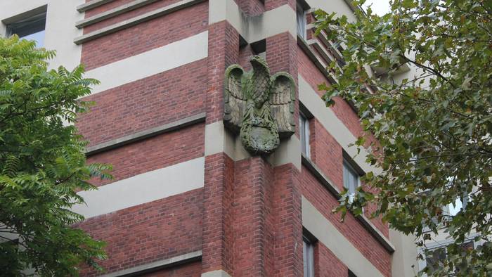 Eine Adlerskulptur an Kölner Gebäude