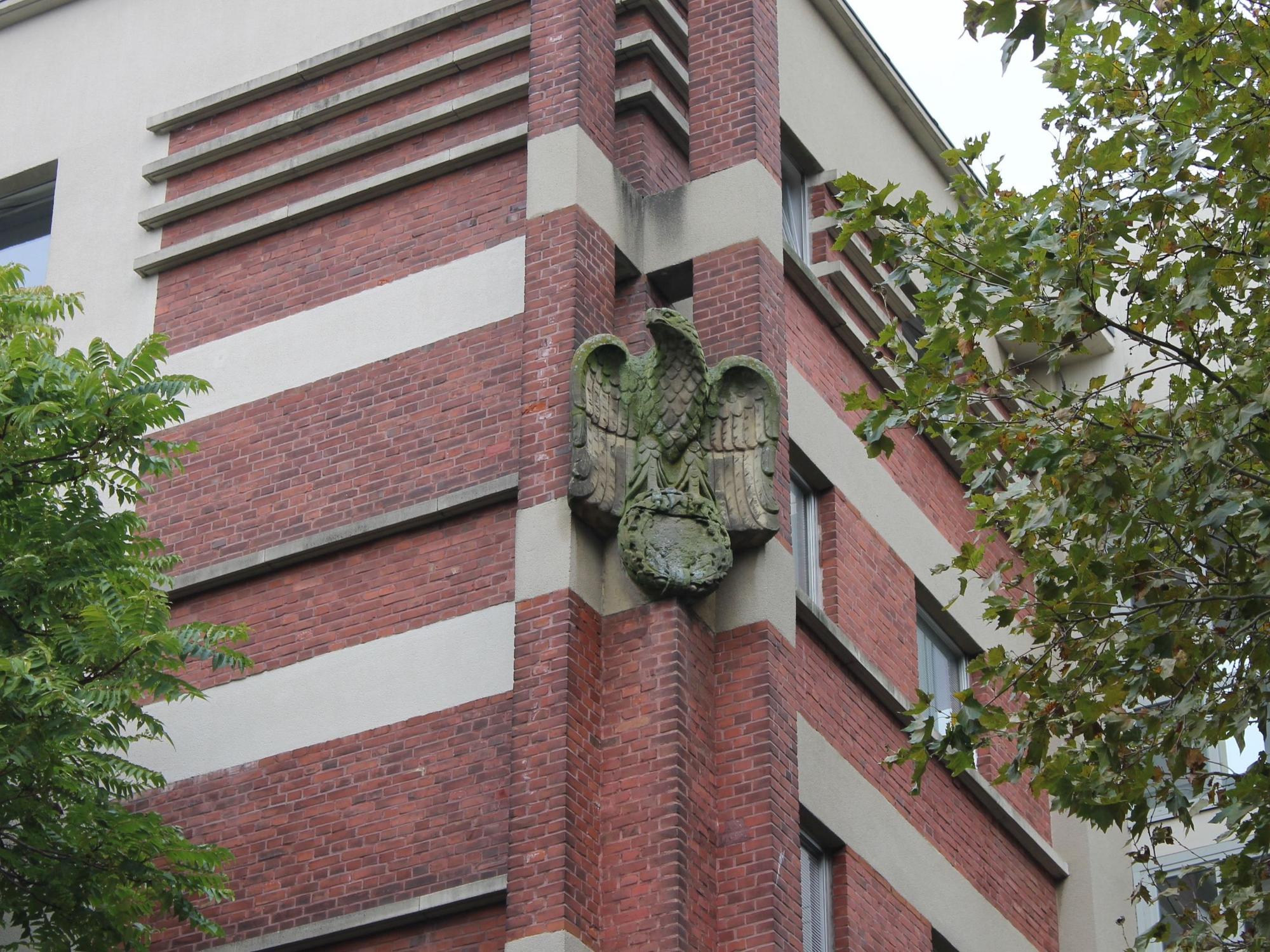 Eine Adlerskulptur an Kölner Gebäude