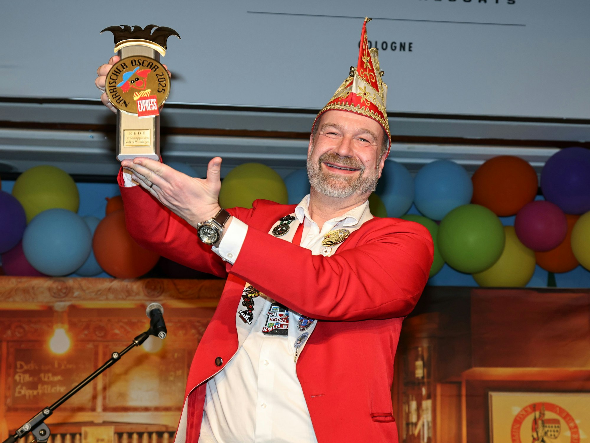 Volker Weininger zeigt seinen Närrischen Oscar.