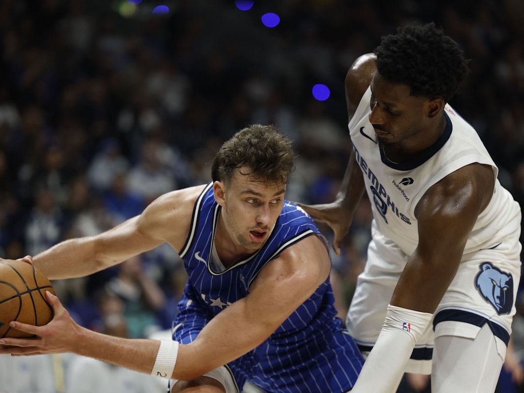 Franz Wagner schirmt den Ball von seinem Gegenspieler ab.