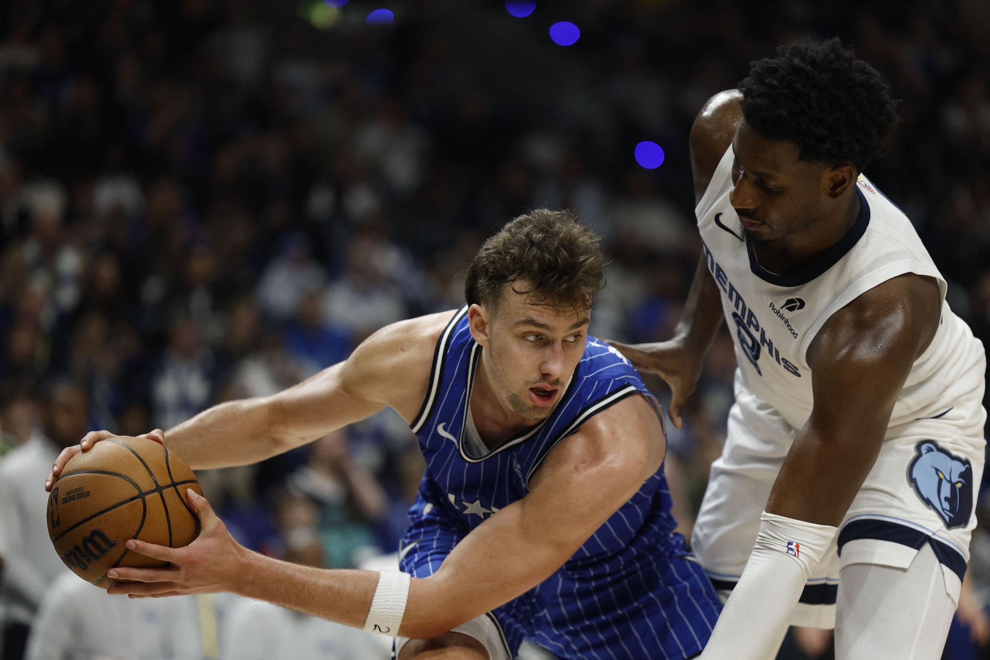Franz Wagner schirmt den Ball von seinem Gegenspieler ab.