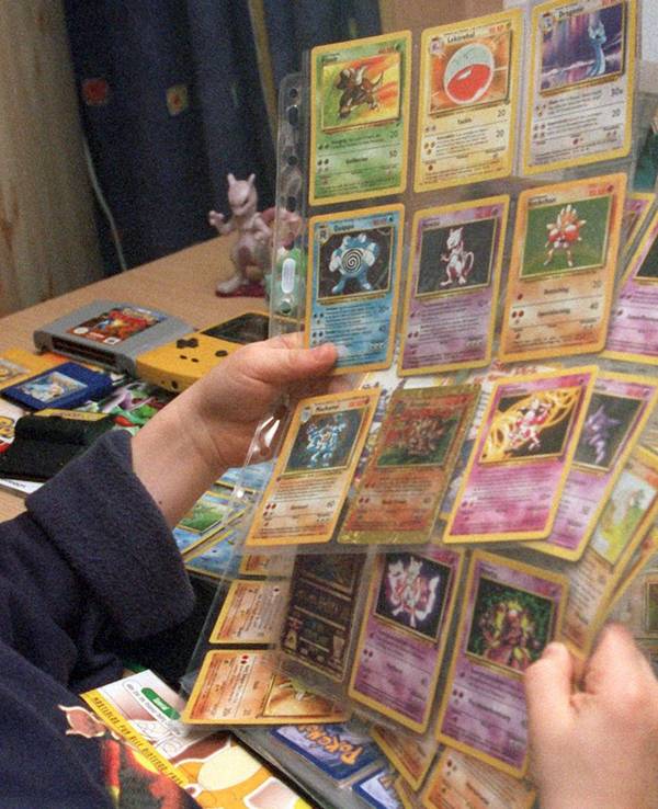 Eine Person sortiert Pokemon-Sammelkarten.