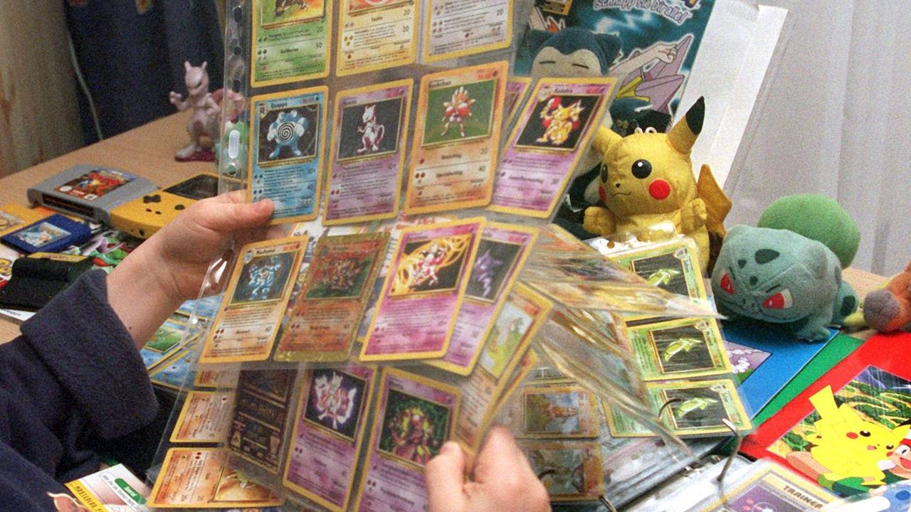 Eine Person sortiert Pokemon-Sammelkarten.