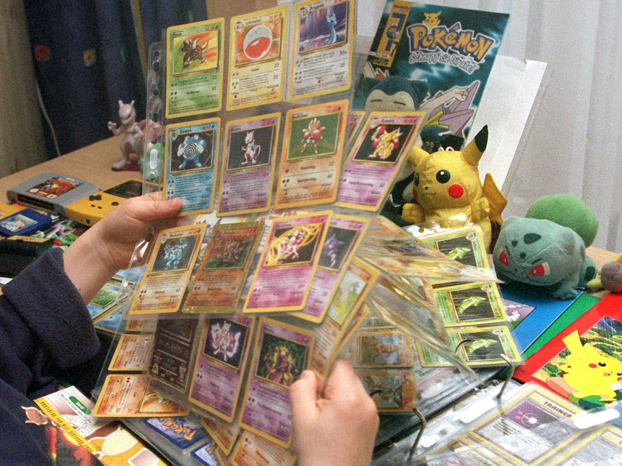 Eine Person sortiert Pokemon-Sammelkarten.