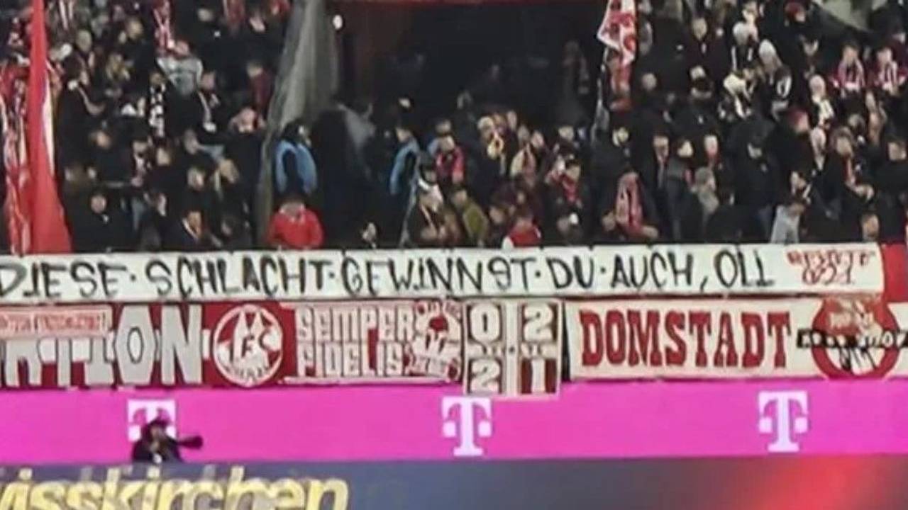 Die FC-Fans machten ihrem erkrankten Freund mit einem Banner beim Spiel gegen Bayern München Mut.