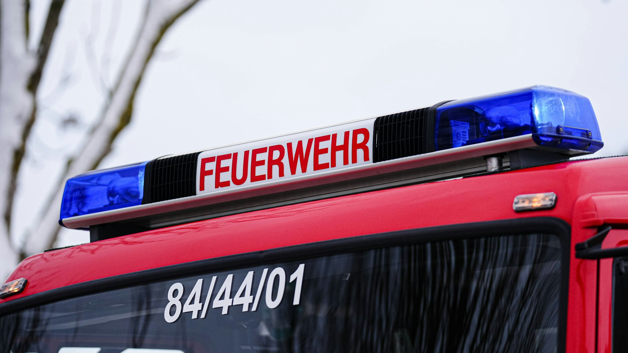 Feuerwehrauto mit Blaulicht und „FEUERWEHR“-Aufschrift