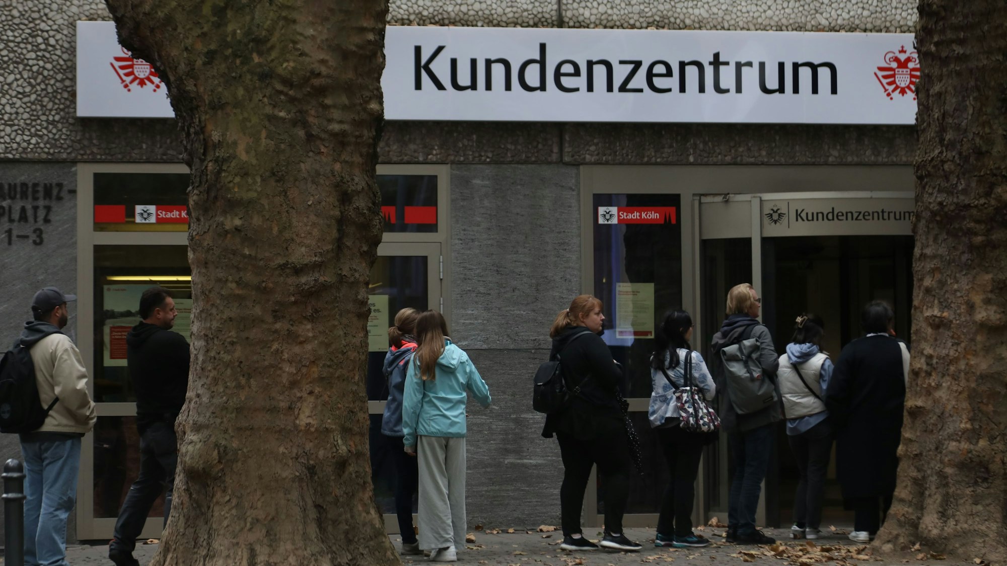 Lange Warteschlange am Kundenzentrum in der Innenstadt (Archivbild): Beim Thema Führerschein-Umtausch hinkt Köln hinterher.