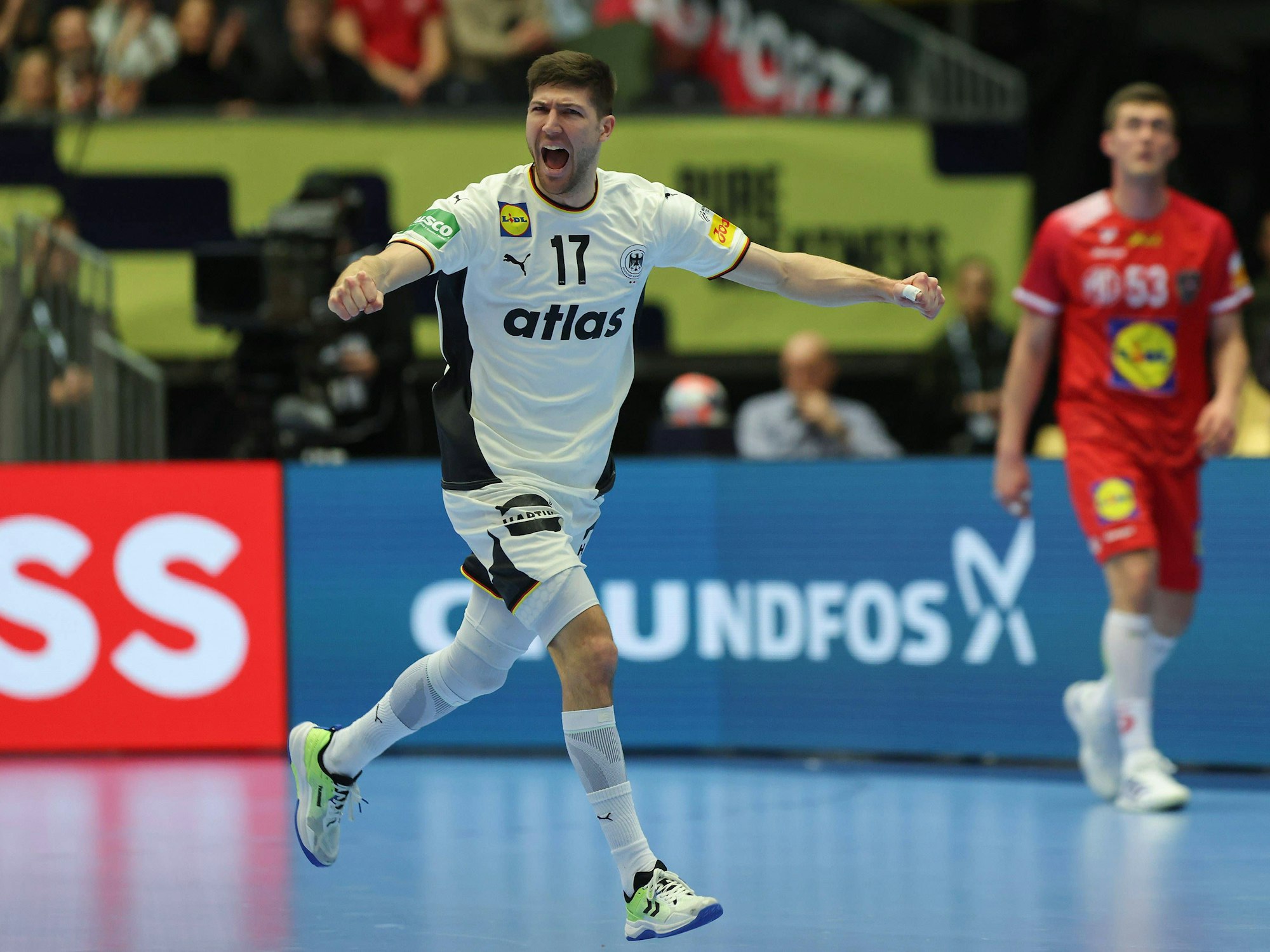 Lukas Zerbe breitet die Arme aus und jubelt.