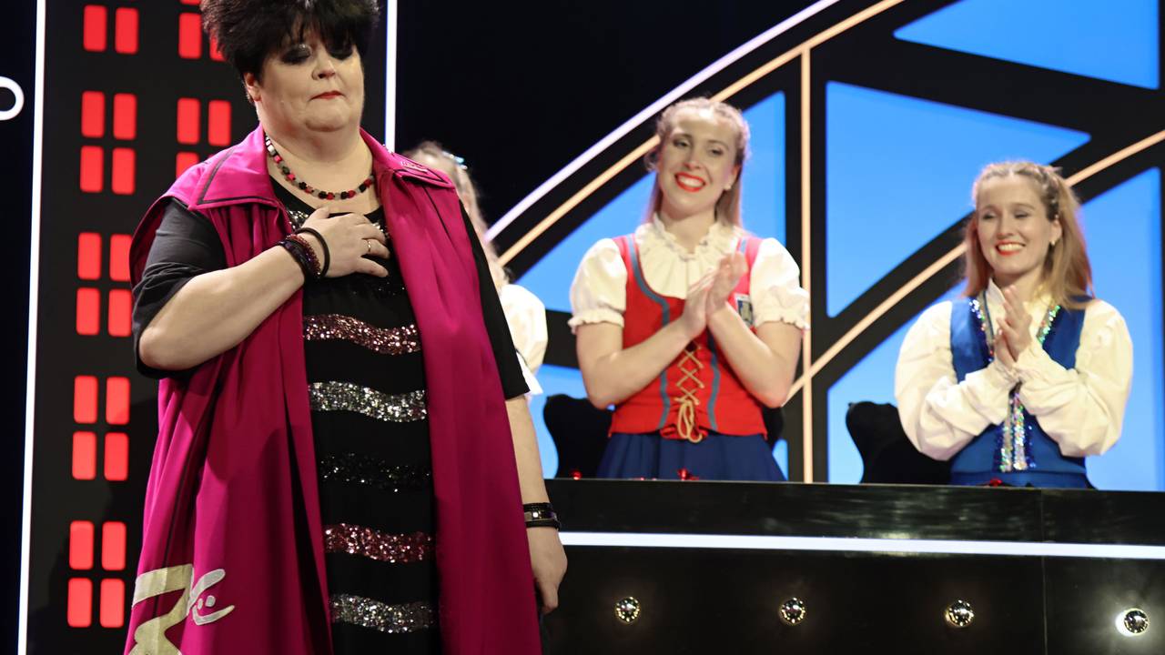 Ingrid Kühne steht ergriffen auf der Bühne im Theater am Tanzbrunnen.