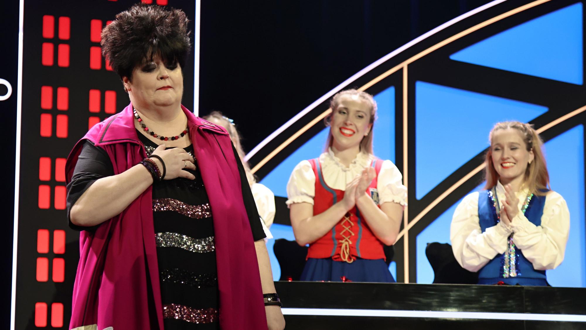 Ingrid Kühne steht ergriffen auf der Bühne im Theater am Tanzbrunnen.