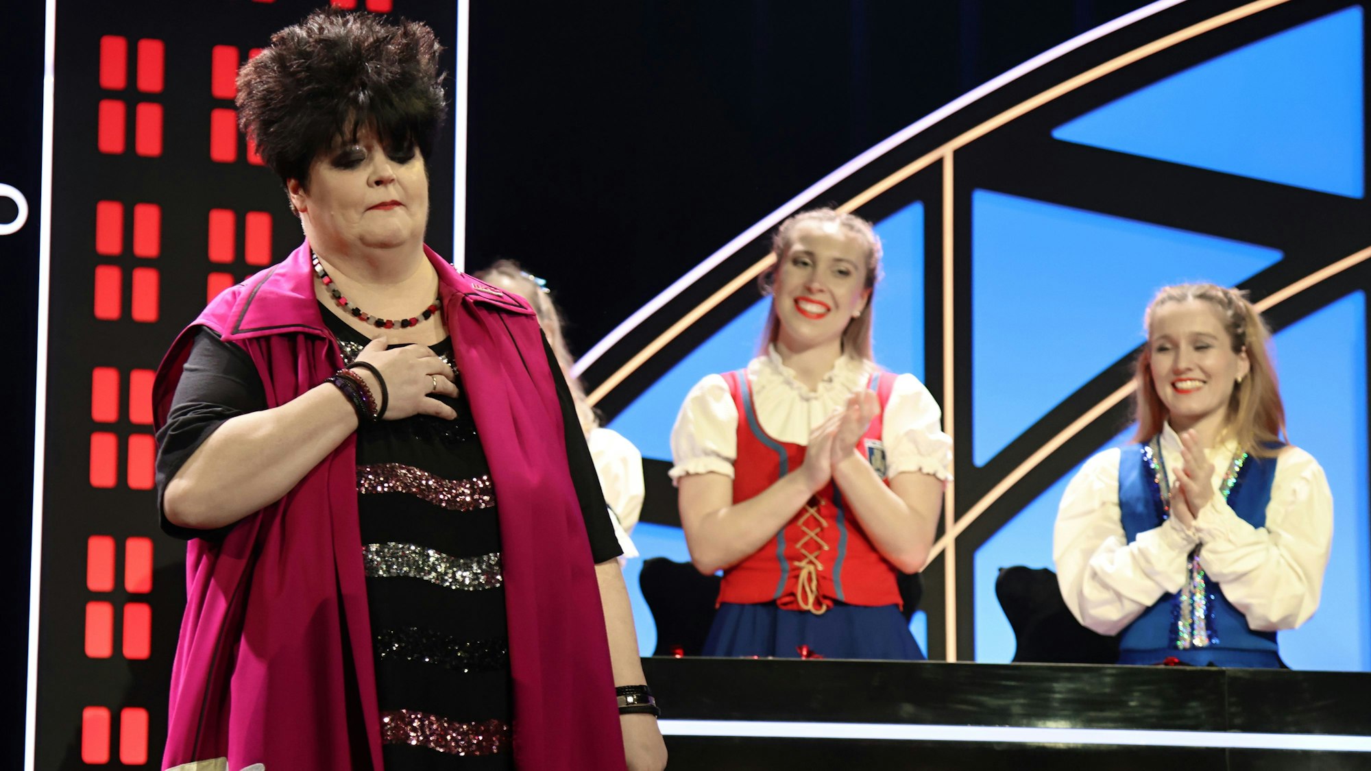 Ingrid Kühne steht ergriffen auf der Bühne im Theater am Tanzbrunnen.