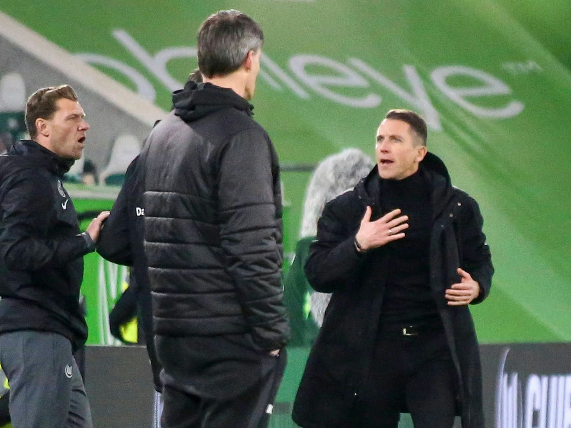 Daniel Bauer diskutiert mit dem Vierten Offiziellen.