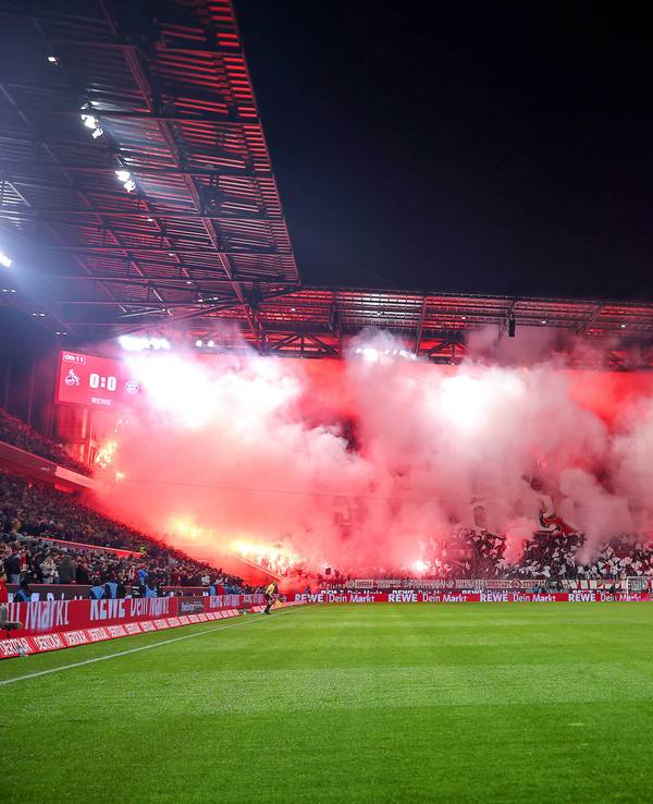 Die Fans des 1. FC Köln sorgten mit ihrer Pyro-Show und anschließendem Nebel für eine längere Unterbrechung beim Spiel des FC gegen Bayern München am 14. Januar 2026.