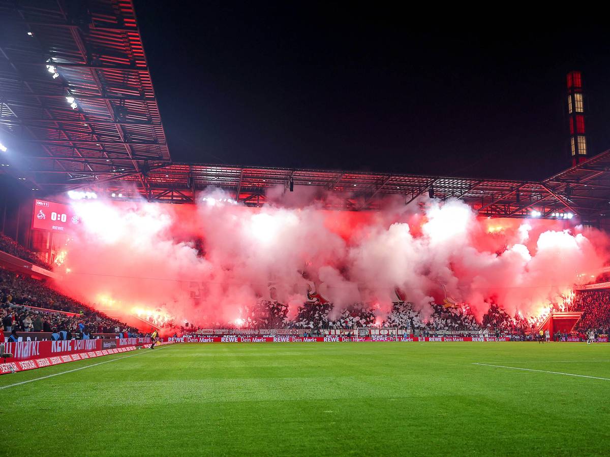 Die Fans des 1. FC Köln sorgten mit ihrer Pyro-Show und anschließendem Nebel für eine längere Unterbrechung beim Spiel des FC gegen Bayern München am 14. Januar 2026.