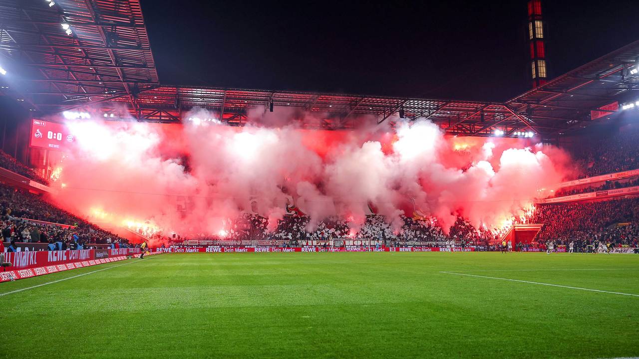 Die Fans des 1. FC Köln sorgten mit ihrer Pyro-Show und anschließendem Nebel für eine längere Unterbrechung beim Spiel des FC gegen Bayern München am 14. Januar 2026.