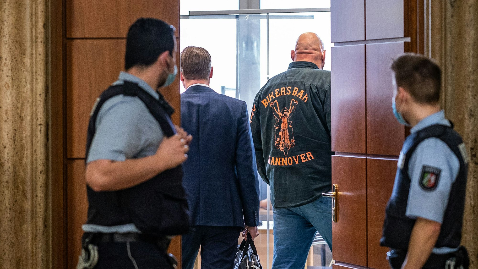 Frank Hanebuth und andere Männer in einem Gericht