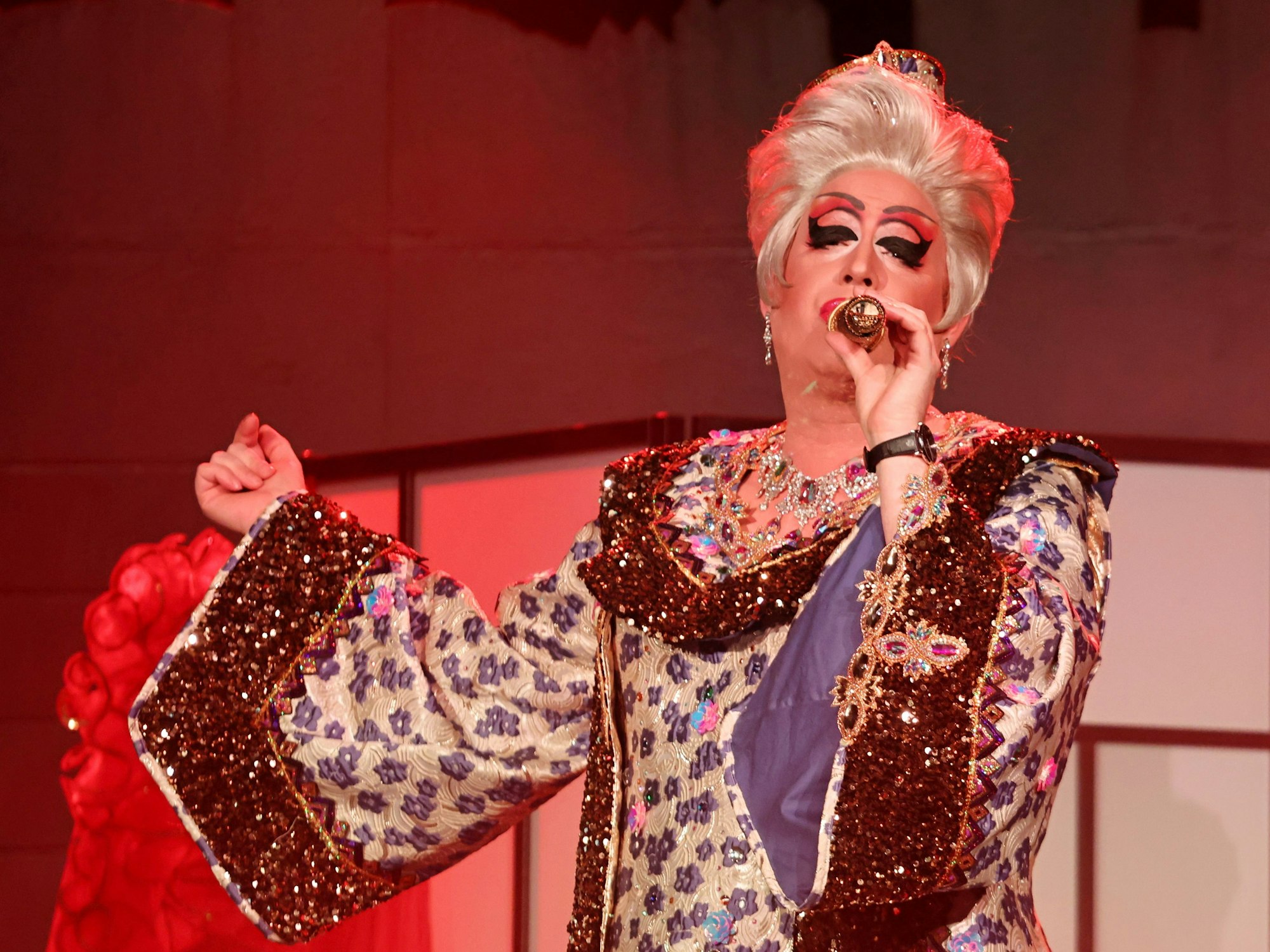 Ken Reise steht als Julie Voyage auf der Bühne.