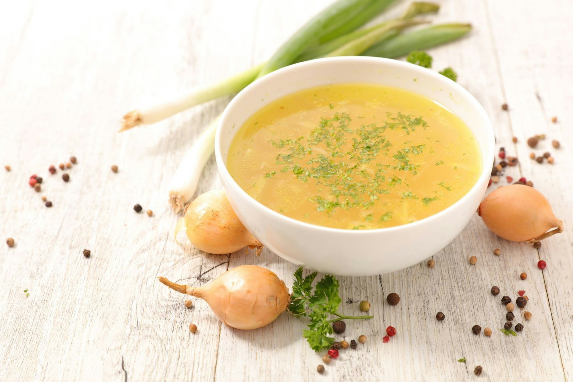 An kalten Tagen kann eine heiße Gemüsebrühe Gold wert sein, obendrein hat sie wenig Kalorien. Doch erwarten Sie keine nachhaltige Wirkung, denn sie wandert viel zu schnell durch die Verdauungsorgane, der Hunger steht ruckzuck wieder auf der Matte. (Bild: iStock / margouillatphotos)