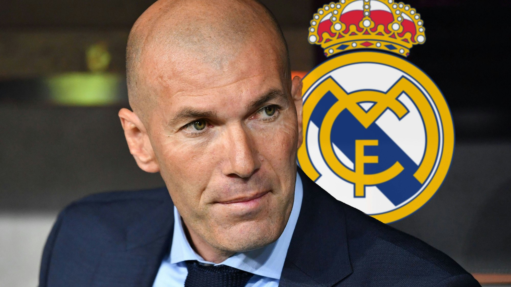 Zinedine Zidane auf einer Fotomontage vor dem Logo von Real Madrid.