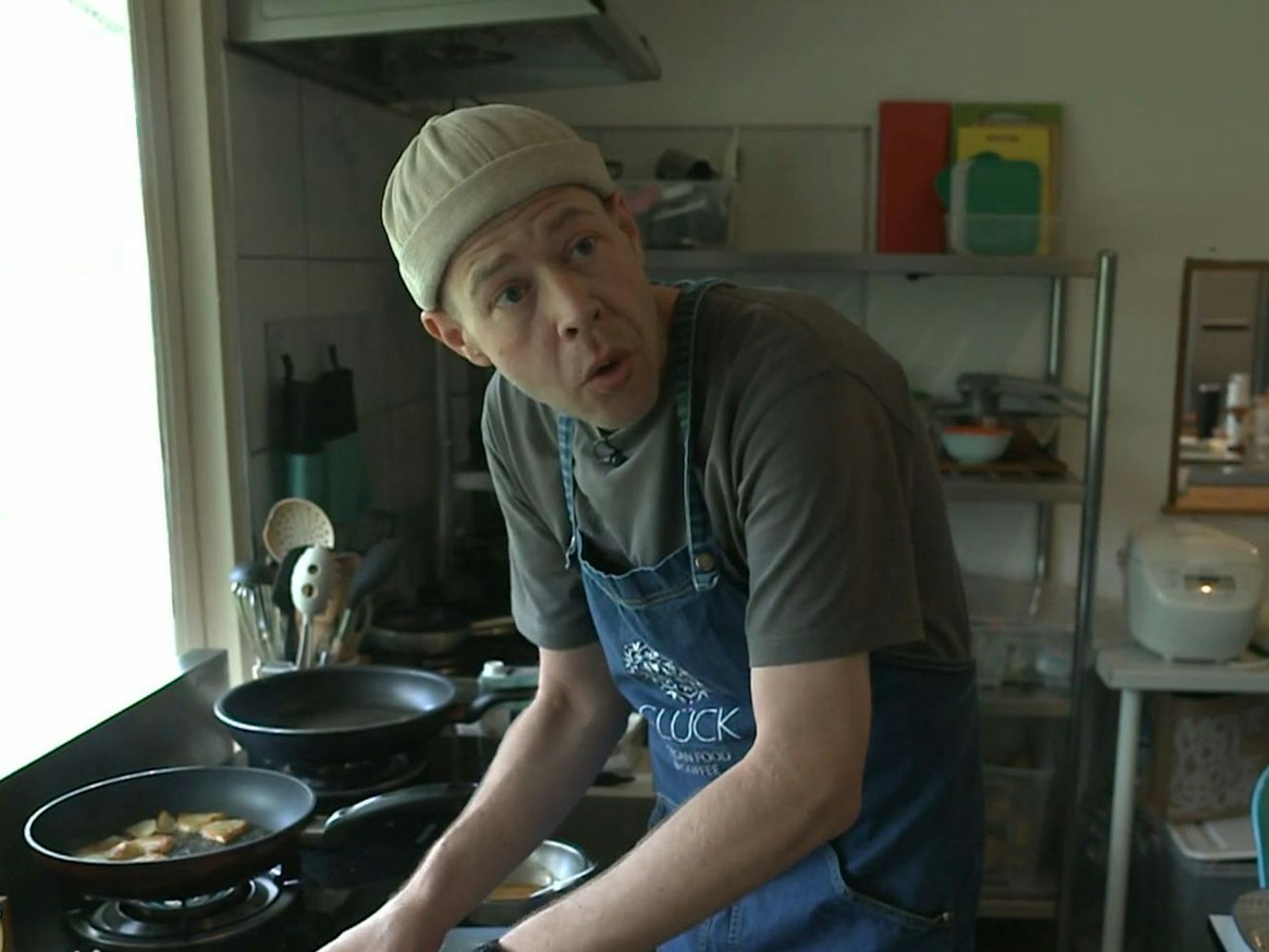 Weil er Geld braucht und seinen Beruf liebt: Matthias steht schon wieder in der Küche. (Bild: VOX)