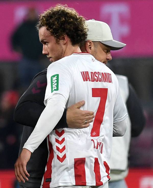 Lukas Kwasniok umarmt Luca Waldschmidt.