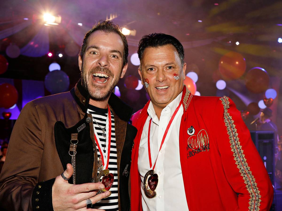Robert Greven steht mit Torben Klein im Saal.