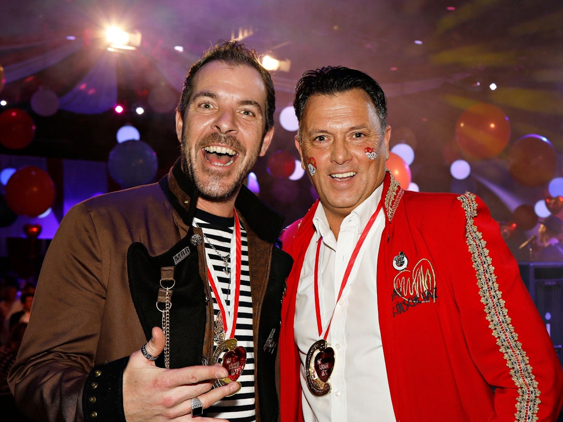 Robert Greven steht mit Torben Klein im Saal.