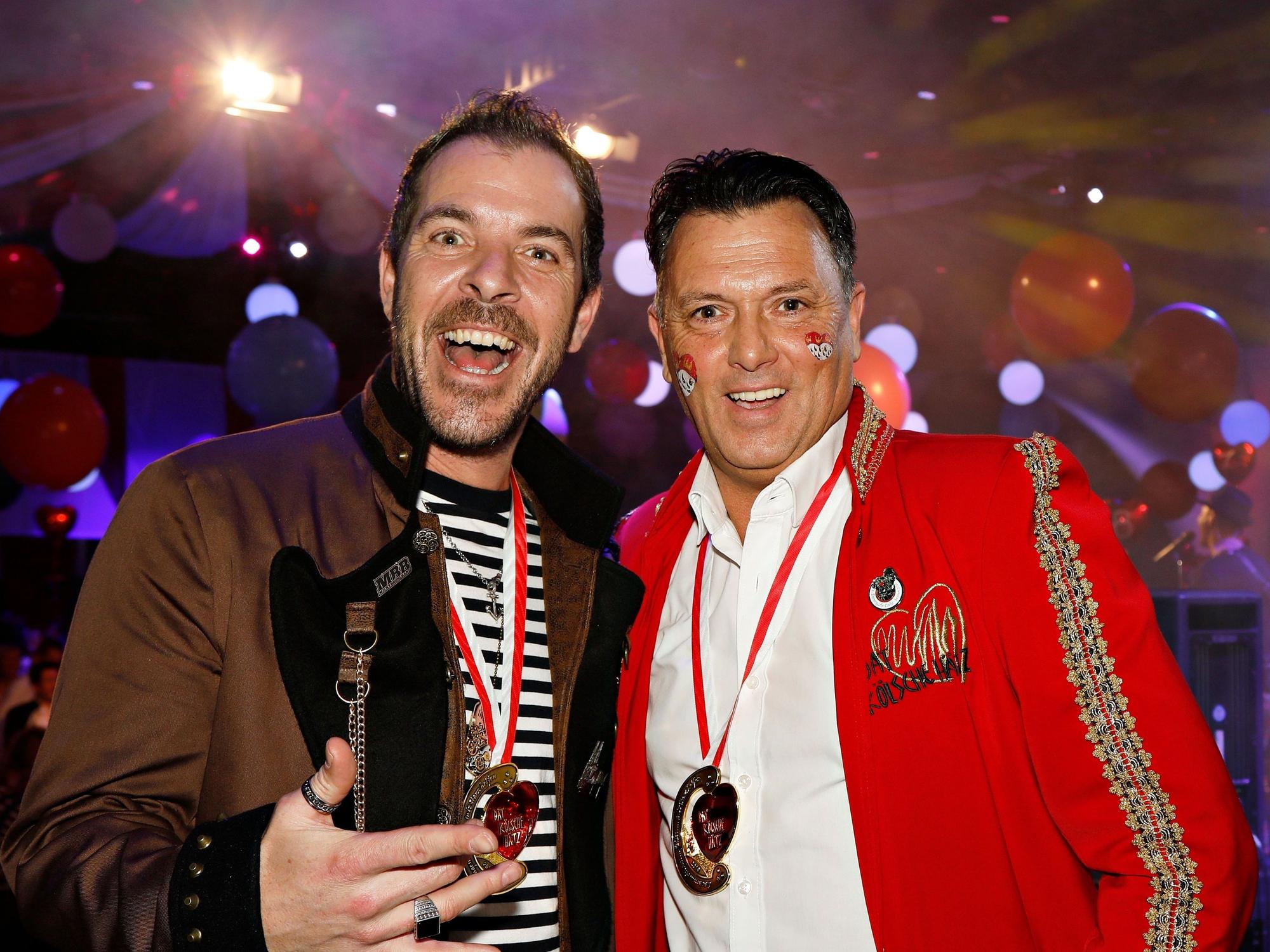 Robert Greven steht mit Torben Klein im Saal.