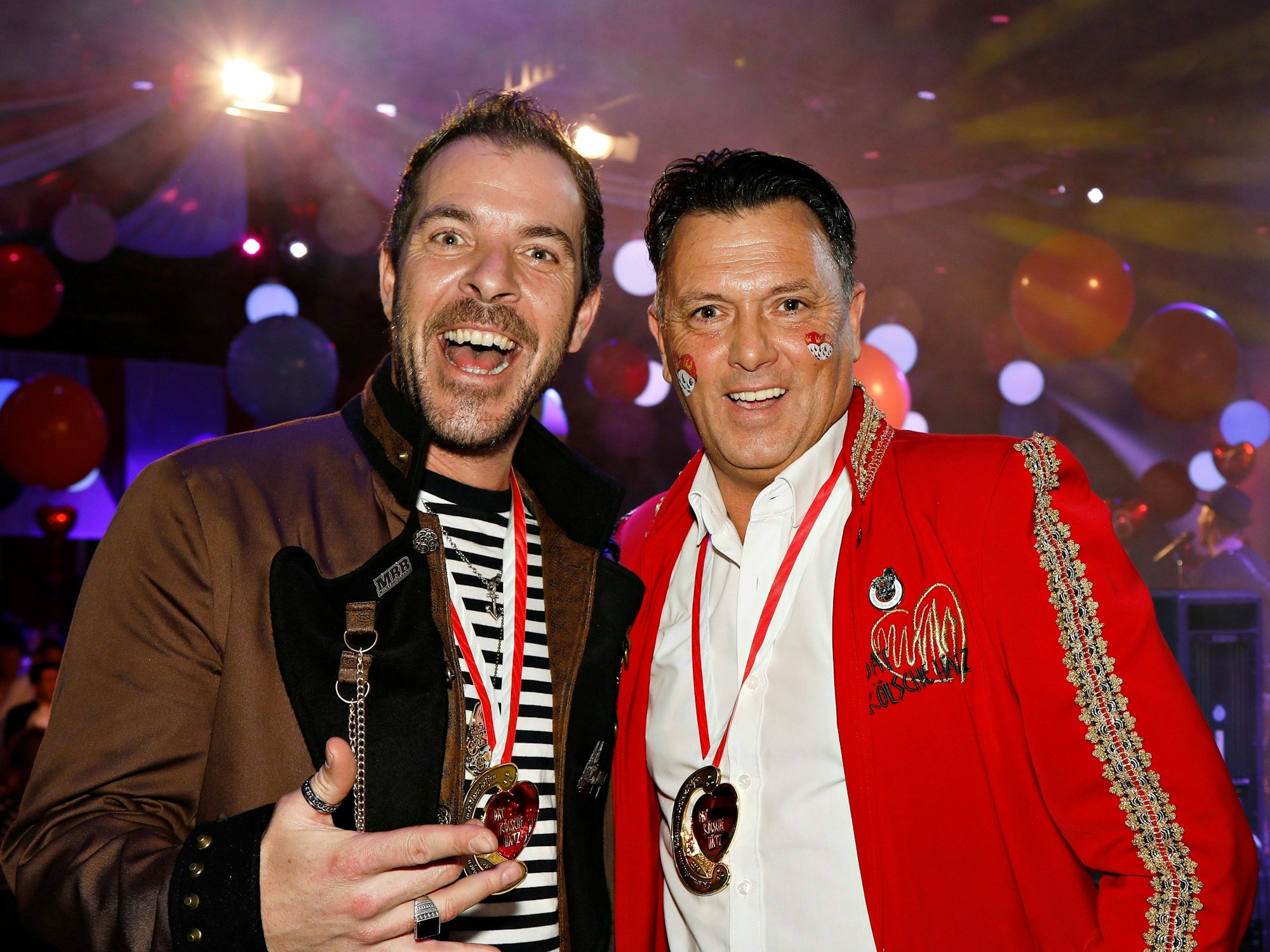 Robert Greven steht mit Torben Klein im Saal.