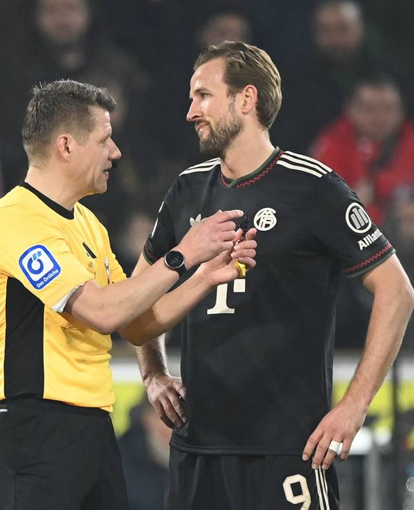 Bayern-Star Harry Kane im Gespräch mit Schiedsrichter Patrick Ittrich.