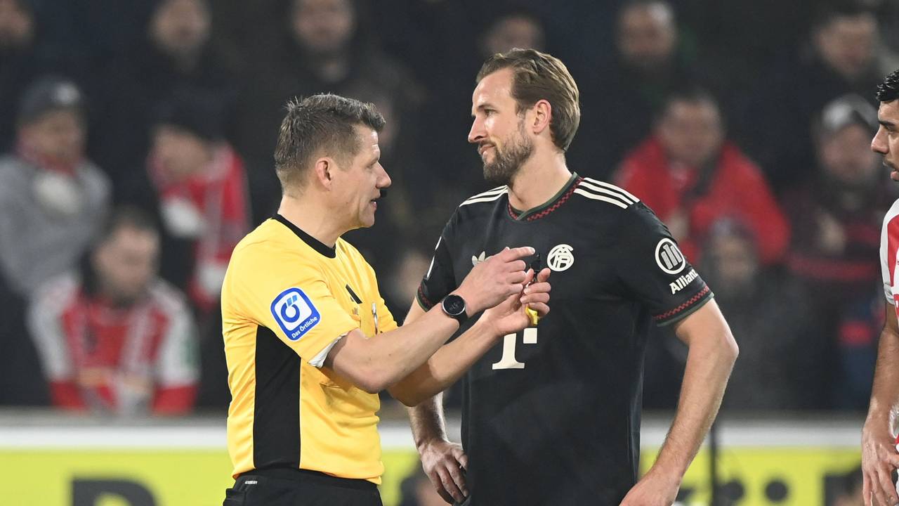 Bayern-Star Harry Kane im Gespräch mit Schiedsrichter Patrick Ittrich.