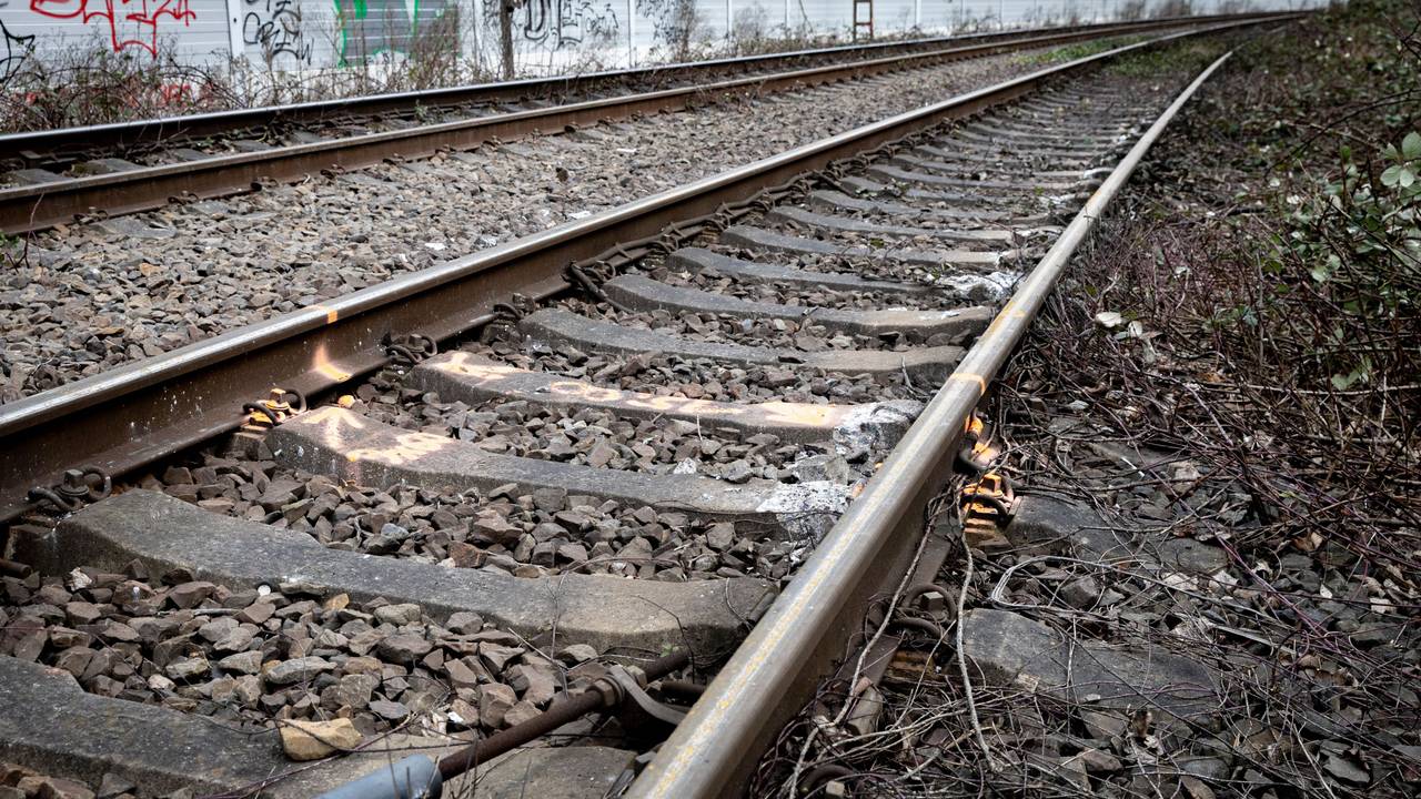 An Bahngleisen zwischen Essen und Oberhausen sind Schäden zu erkennen.