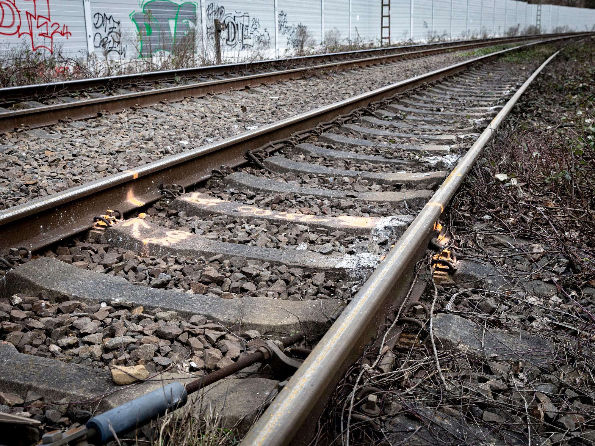 An Bahngleisen zwischen Essen und Oberhausen sind Schäden zu erkennen.