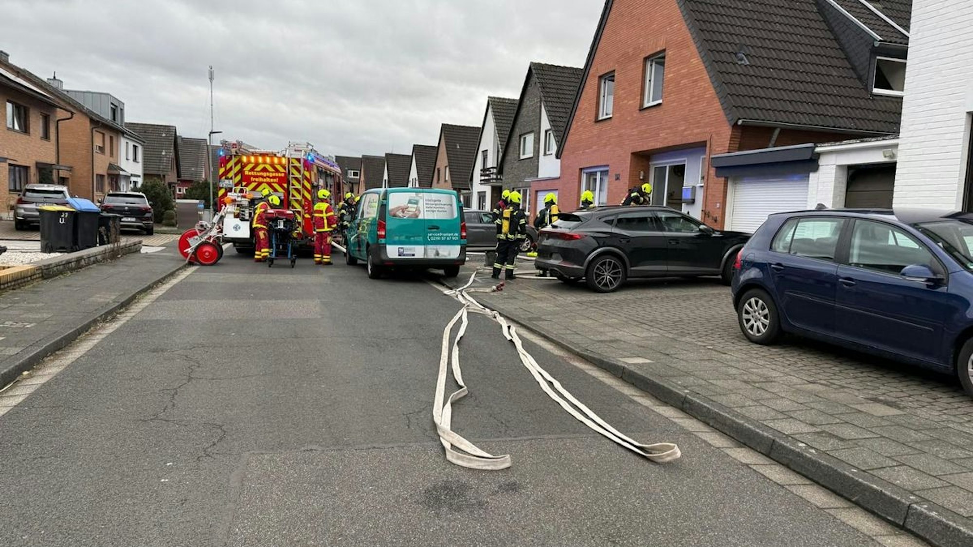 Feuerwehr rettet Mann bei Küchenbrand in Bergheim.