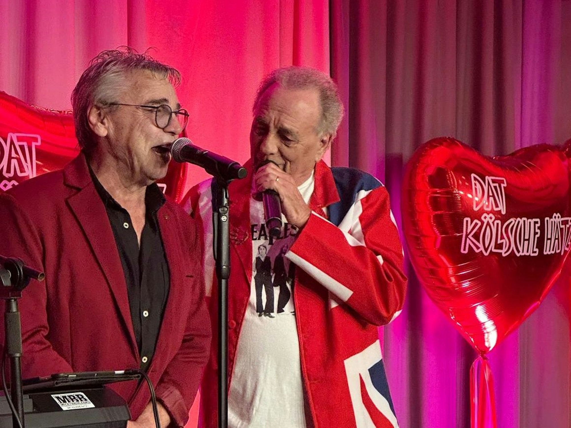 Micky Brühl und Erry Stoklosa stehen auf der Bühne.
