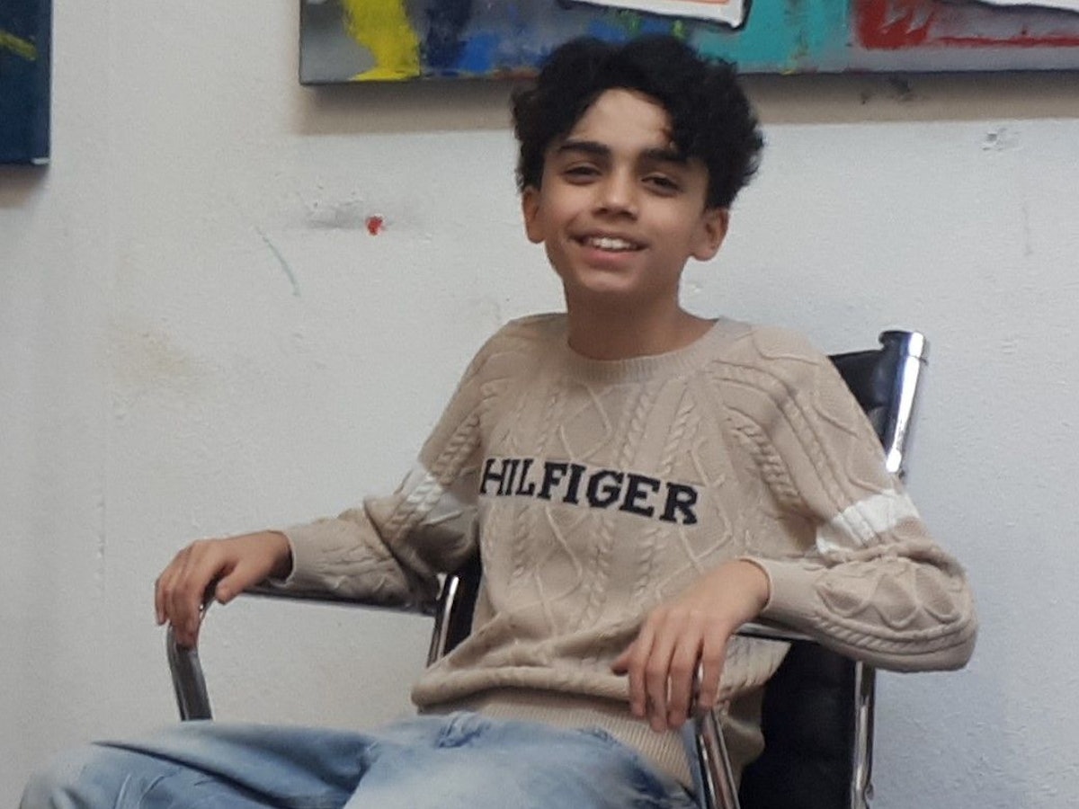 Der junge Künstler Mikail Akar in seinem Atelier.