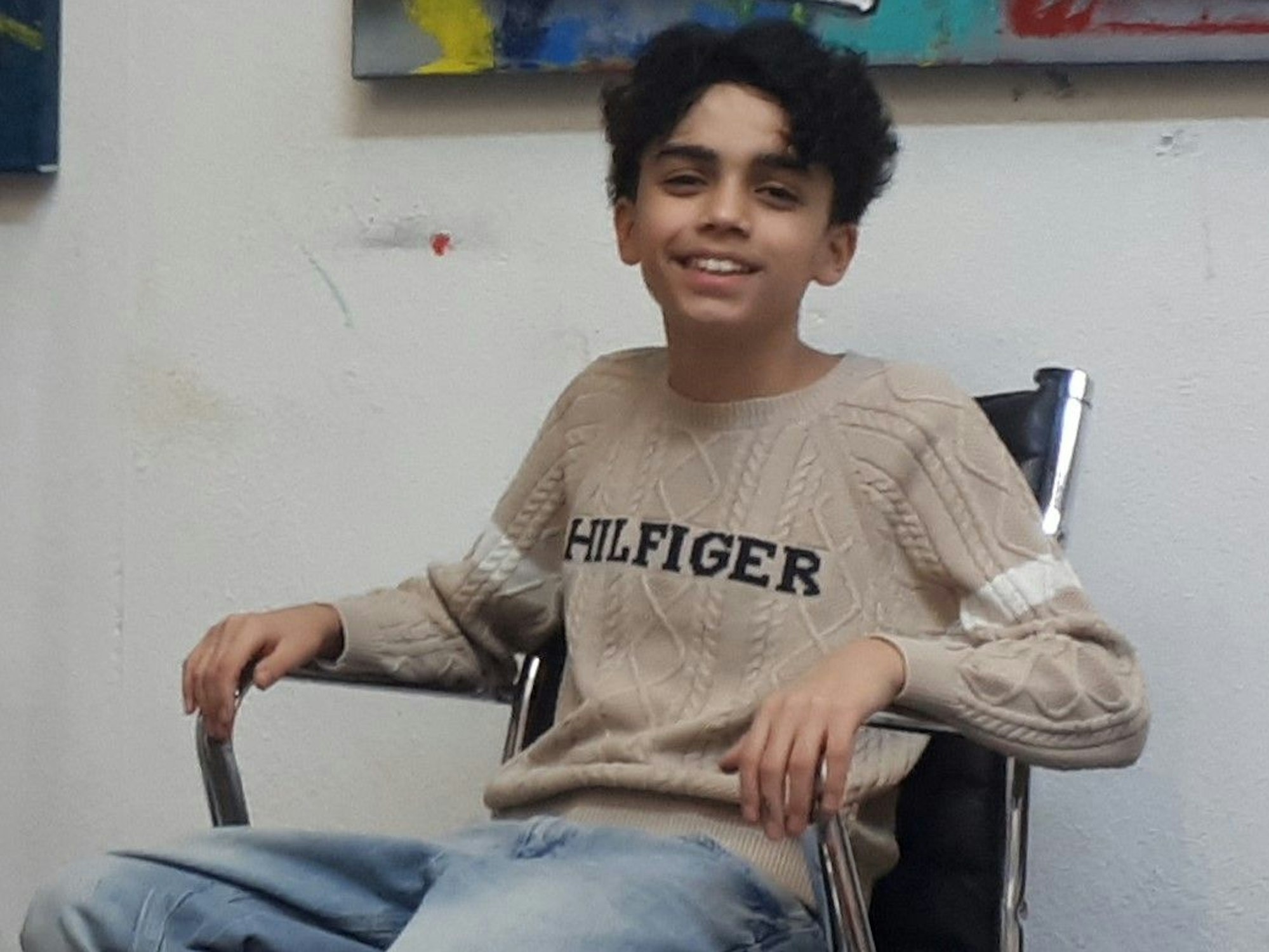 Der junge Künstler Mikail Akar in seinem Atelier.