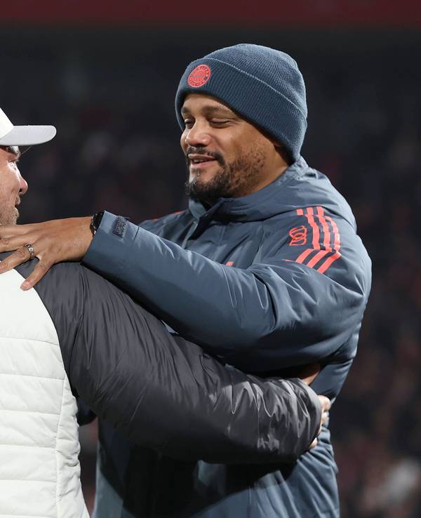 Lukas Kwasniok und Vincent Kompany begrüßen sich herzlich.