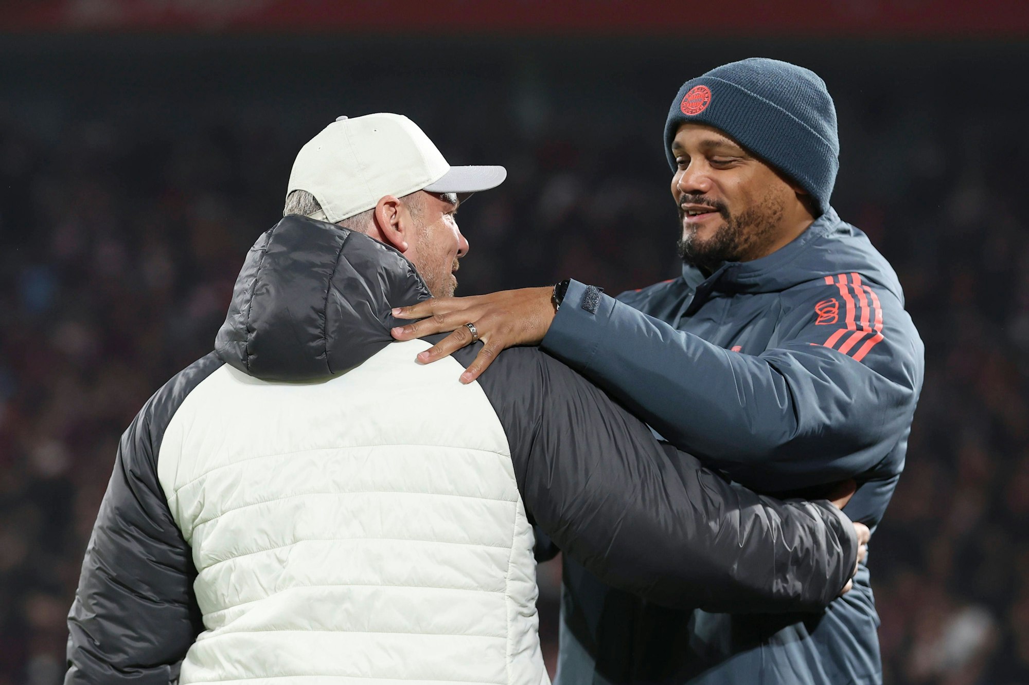 Lukas Kwasniok und Vincent Kompany begrüßen sich herzlich.