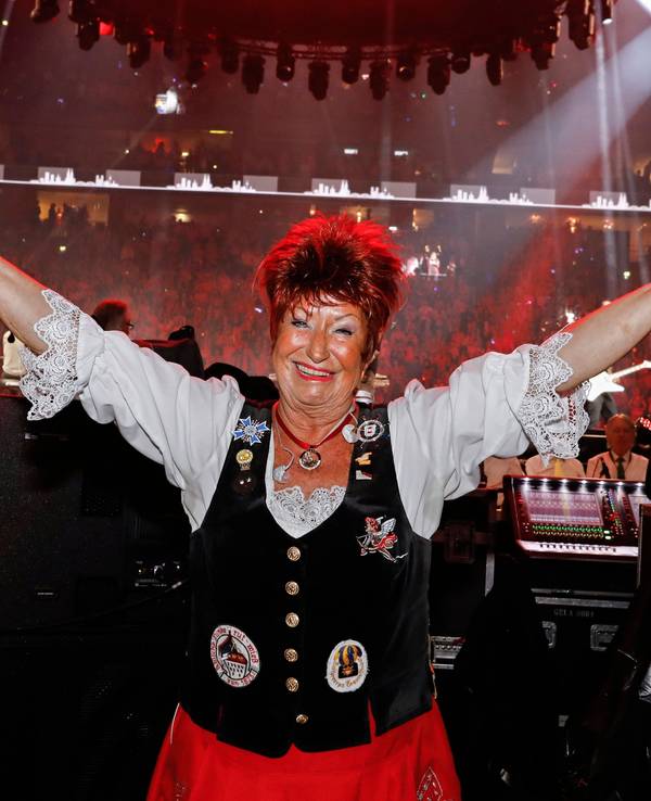 Marita Köllner steht vor ihrem Auftritt in der Lanxess-Arena.