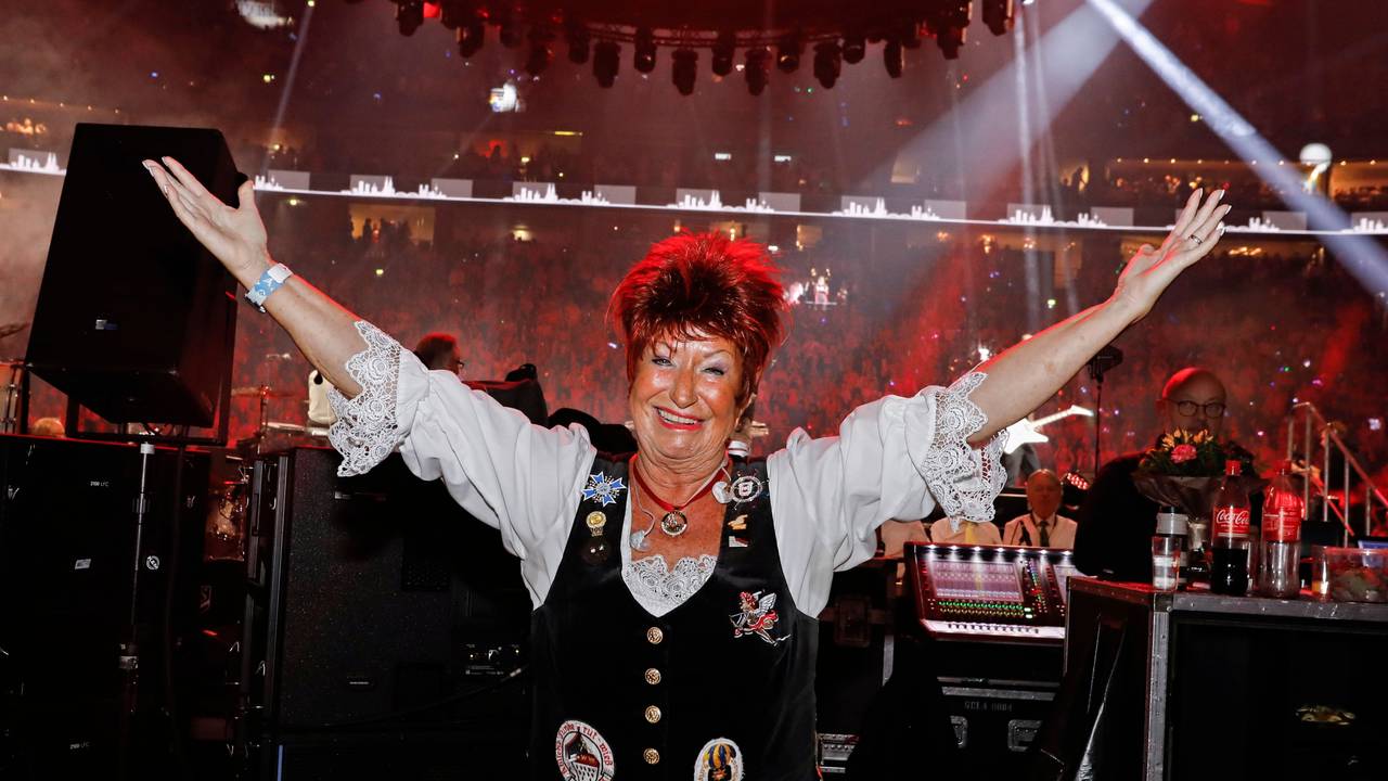 Marita Köllner steht vor ihrem Auftritt in der Lanxess-Arena.