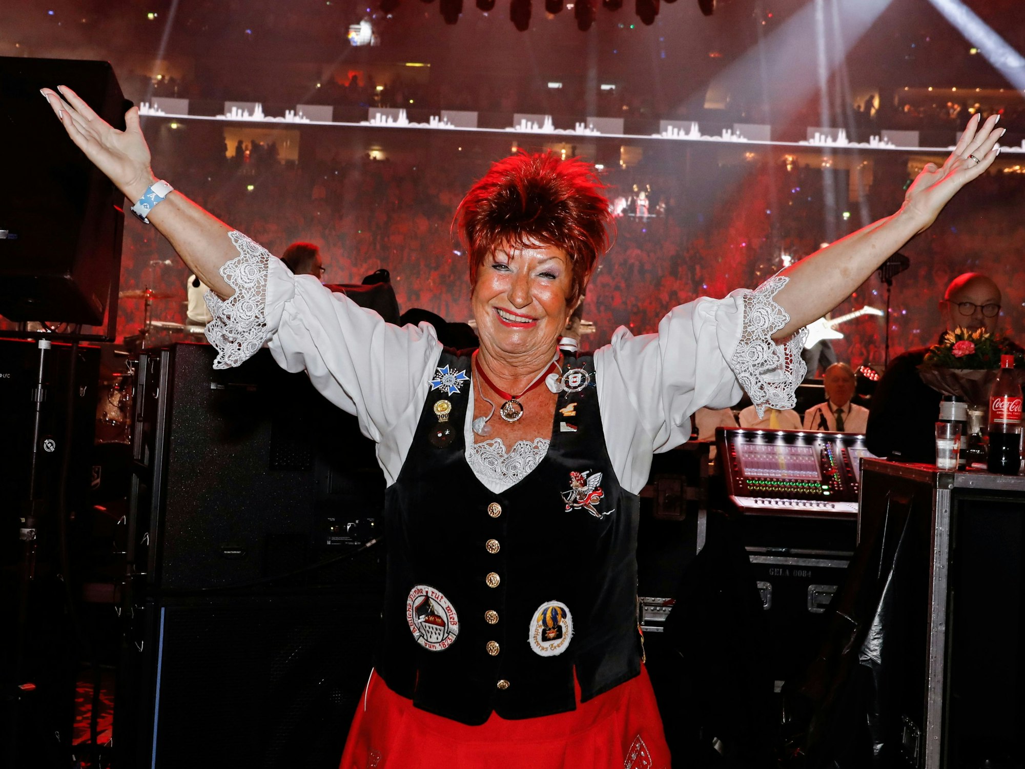 Marita Köllner steht vor ihrem Auftritt in der Lanxess-Arena.