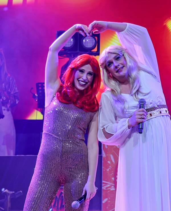Michael Gerhold und Svenja Klupsch als ABBA-Sängerinnen.