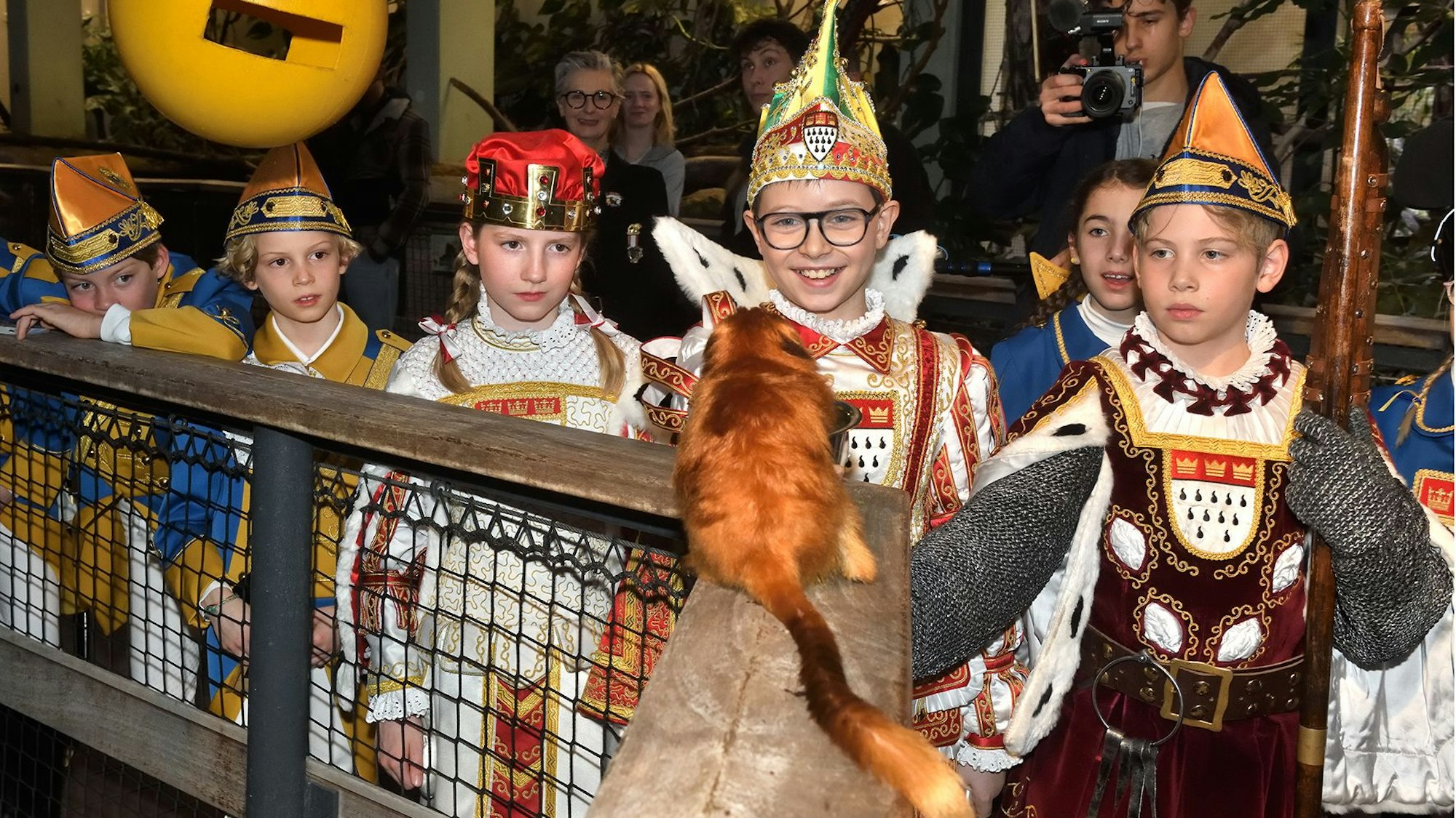 Das Kölner Kinderdreigestirn zu Besuch im Kölner Zoo.