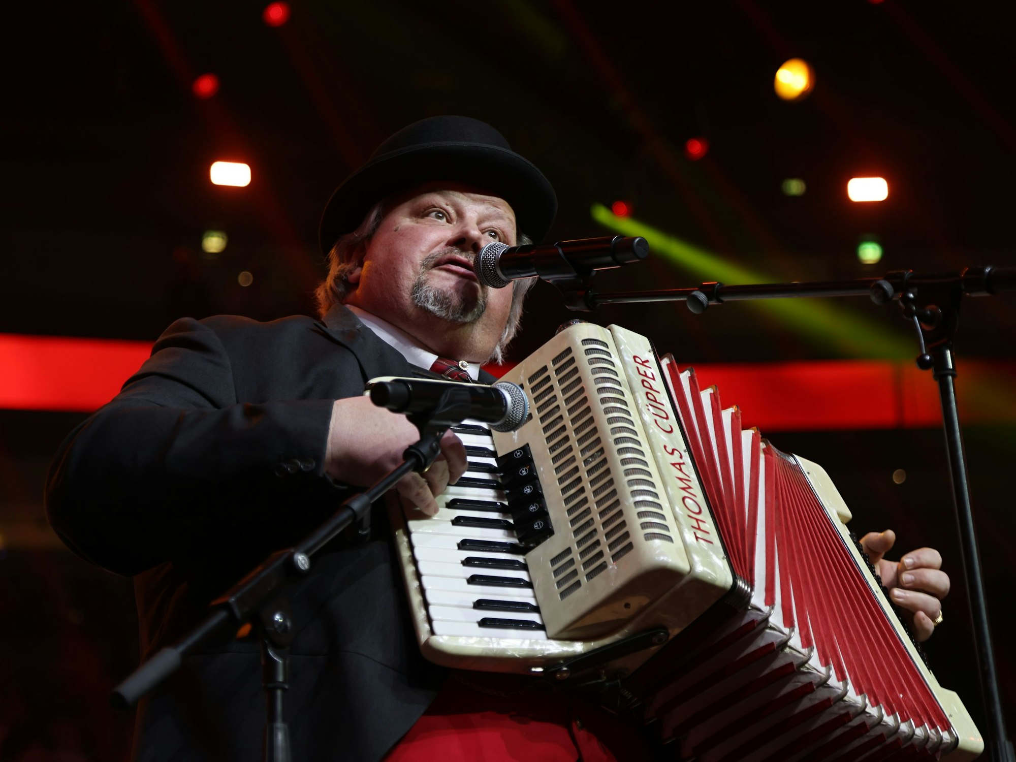 Thomas Cüpper beim Auftritt auf der Bühne.