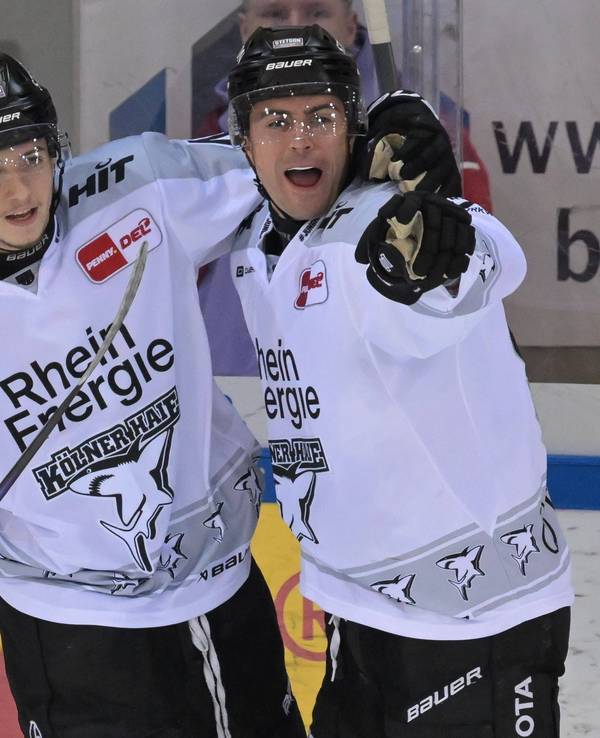 Maxi Kammerer und Kevin Niedenz jubeln gemeinsam.