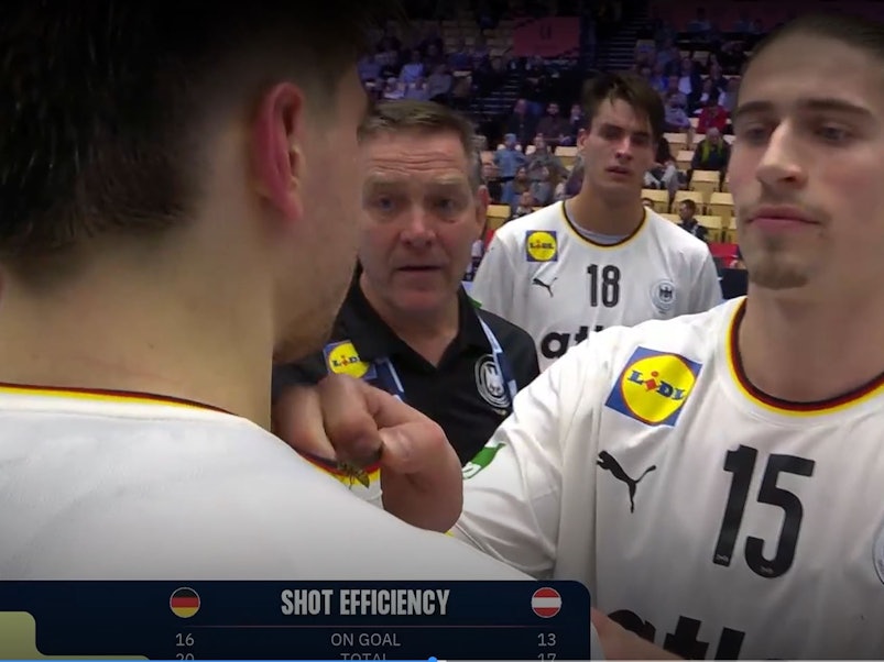 Juri Knorr schnippt die Wespe von Renars Uscins Schulter.