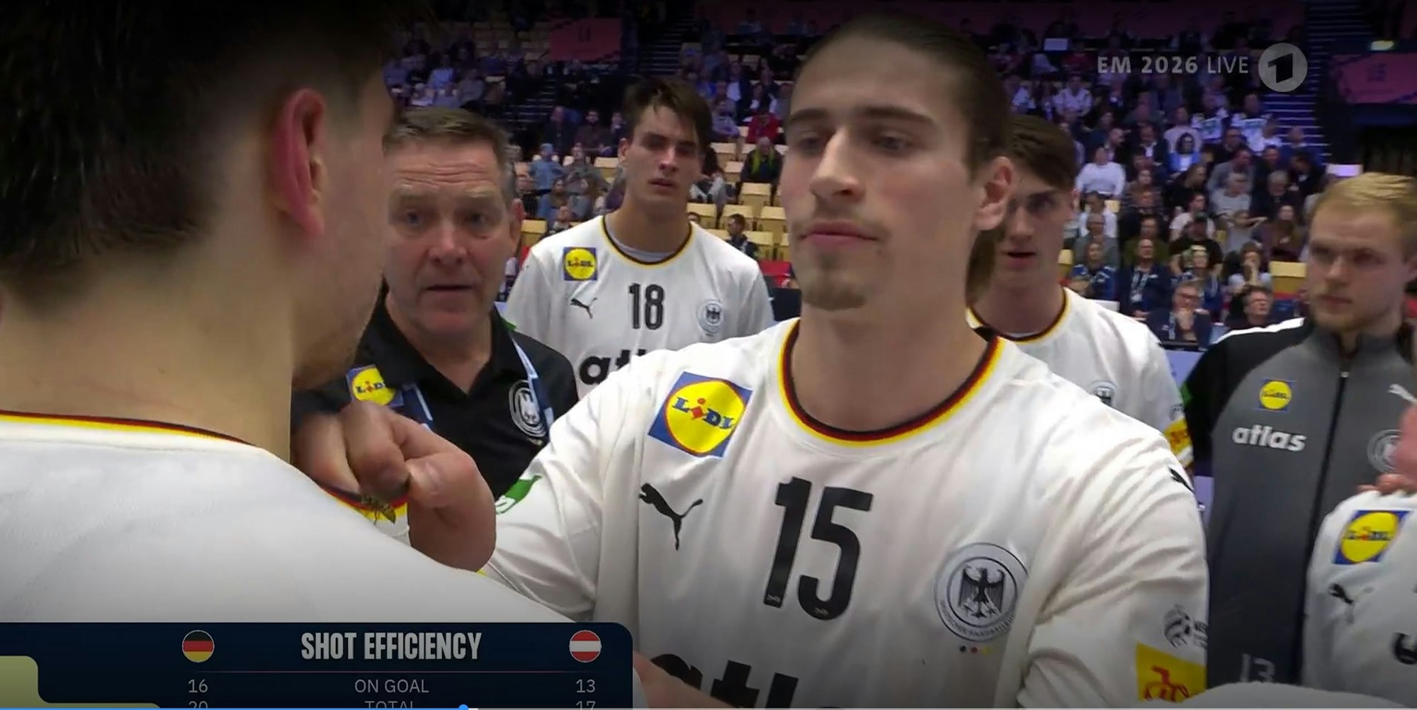 Juri Knorr schnippt die Wespe von Renars Uscins Schulter.